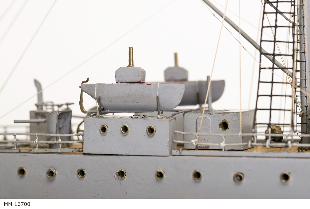 Gråmålad modell av tyska örlogsfartyget Albatross, monterad på ekplatta, samt därutöver glasmonter. På montern nysilverplatta graverad: "Till vännen Ivar Uggla av sina albatrossvänner Julen 1918".