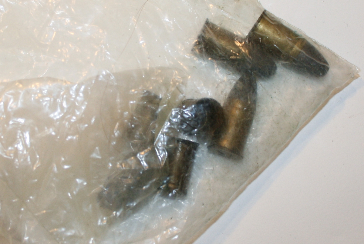 Forniklet revolver med revolvertaske og ammunisjon: 3 tomhylser, 1 projektil og 3 kuler.