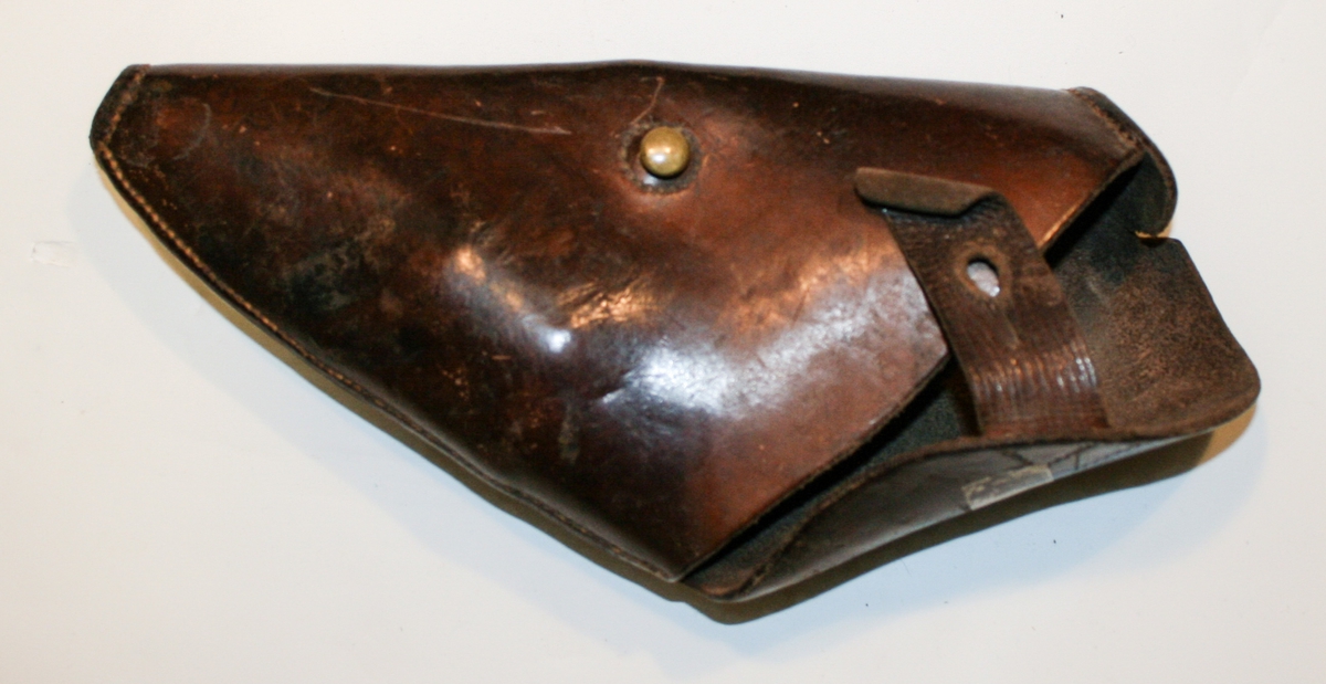 Forniklet revolver med revolvertaske og ammunisjon: 3 tomhylser, 1 projektil og 3 kuler.