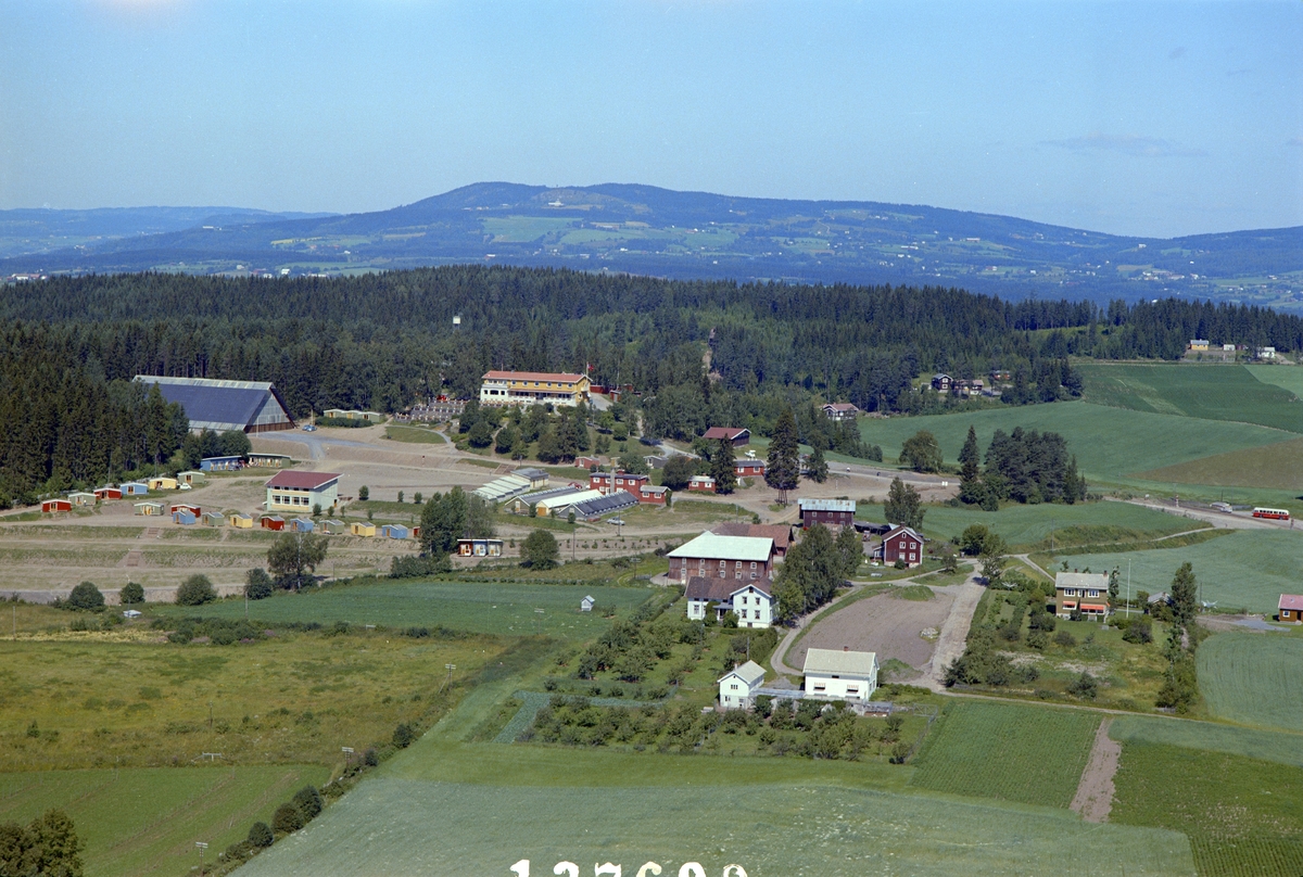 Hamar, flyfoto, Hedmarktoppen Motell og Kafeteria, Filadelfiamenigheten på Hamar, Pinsevennene arrangerer årlig et sommerstevne, Restaurantbygningen ble åpnet i 1955, med et nytt tilbygg i 1957, og en stevnehall ble satt opp i 1965, gården Alhaug Vestre Alu i forgrunnen med hovedbygning og driftsbygning, Campingplass, campinghytter,