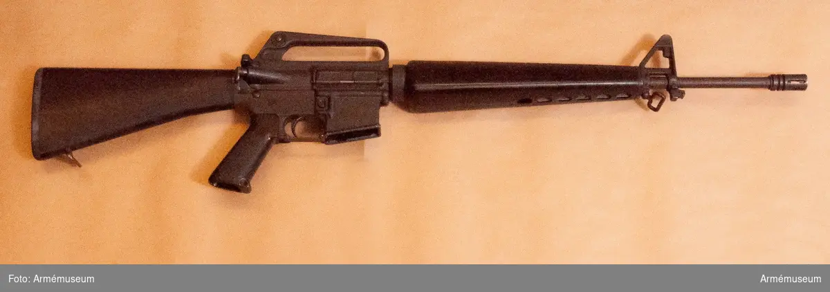 Automatkarbin M16 A1. USA. Försöksvapen i Sverige. Undervisningsvapen.
Tillv. nr 5107742. Kaliber 5.56 x 45 mm. 

Vapnet är konstruerat enligt principerna gas/vridlås. Lågtryckssystem. Utgångshastighet (m/s) 980. Mynningsenergi (J): 1700. Mekanisk eldhastighet 750 skott/min. Riktmedel: hålsikte stolpkorn. Vapnet matas med ammunition från 20/30-skottsmagasin. 

Märkt: Colt M16 (Häst i en cirkel) Cal. 5,56 MM. M16 A1. A1 betyder "Alteration 1" ändring 1, vilket motsvarar vår beteckning "B" (jmf kpist m/1945 B).