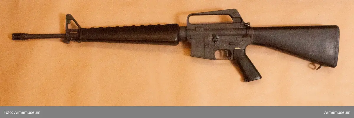 Automatkarbin M16 A1. USA. Försöksvapen i Sverige. Undervisningsvapen.
Tillv. nr 5107742. Kaliber 5.56 x 45 mm. 

Vapnet är konstruerat enligt principerna gas/vridlås. Lågtryckssystem. Utgångshastighet (m/s) 980. Mynningsenergi (J): 1700. Mekanisk eldhastighet 750 skott/min. Riktmedel: hålsikte stolpkorn. Vapnet matas med ammunition från 20/30-skottsmagasin. 

Märkt: Colt M16 (Häst i en cirkel) Cal. 5,56 MM. M16 A1. A1 betyder "Alteration 1" ändring 1, vilket motsvarar vår beteckning "B" (jmf kpist m/1945 B).