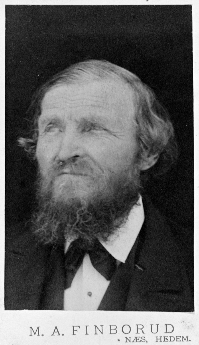 ANDERS MIKKELSEN FINBORUD, portrett, logo Fotograf M.A. FINBORUD
.