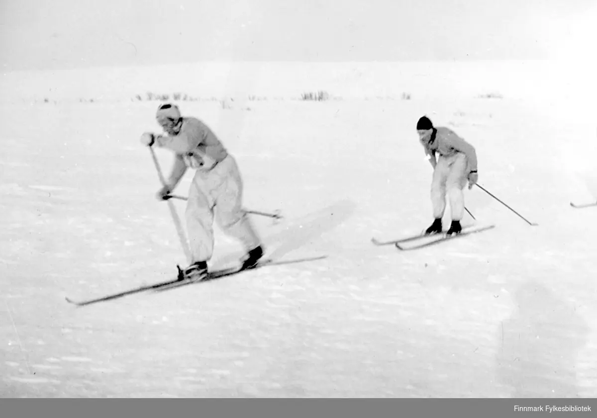 Fra en bedriftsidrettsstafett på ski, Vadsø antakelig på begynnelsen av 1950-tallet. Fritz Ebeltoft ligger foran i sporet, den andre løperen er ukjent