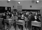 Läraren Ester Andersson med flickklass i Sverkerskolan, Luthagen, Uppsala oktober 1944