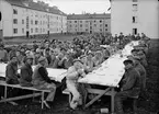 Taklagskaffe med byggmästaren Anders Diös, kvarteret Aslög, Kvarngärdet, Uppsala 1936