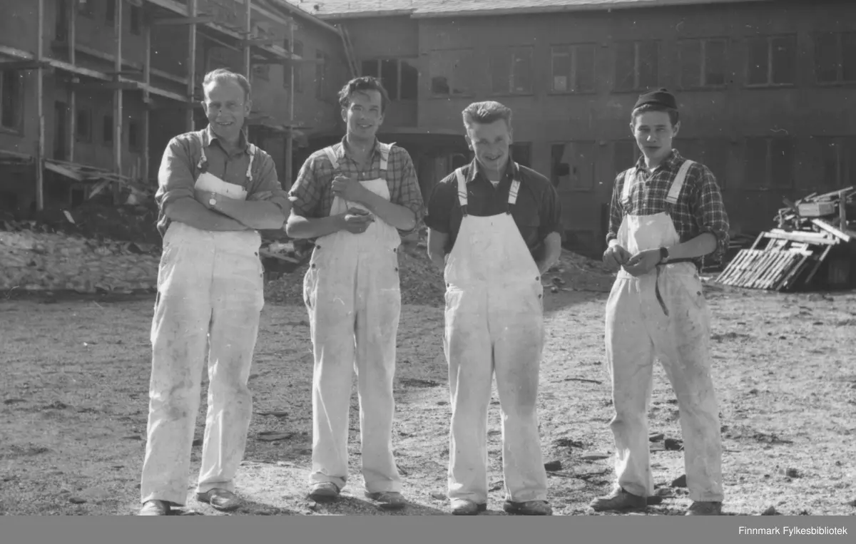 Vadsø-malere på jobb i Vardø 1958. I bakgrunnen nybygget til Vardø sykehus, som var ferdig gjenreist i 1959. Fra venstre: Håkon Jankila, Jakob Ratikainen, Ragnar Johansen og Kjell Pettersen