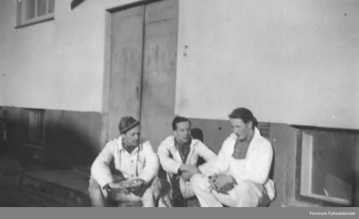 Malere som jobbet på den nye Vadsø folkeskole, ca. 1959-1960. Første byggetrinn sto ferdig i 1953, her jobbes med en sidefløy? Fra venstre: Fritz Ebeltoft, Jakob Ratikainen og Ragnar Johansen