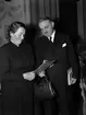Landshövding Hilding Kjellman och kvinna som mottagit diplom, Uppsala 1945
