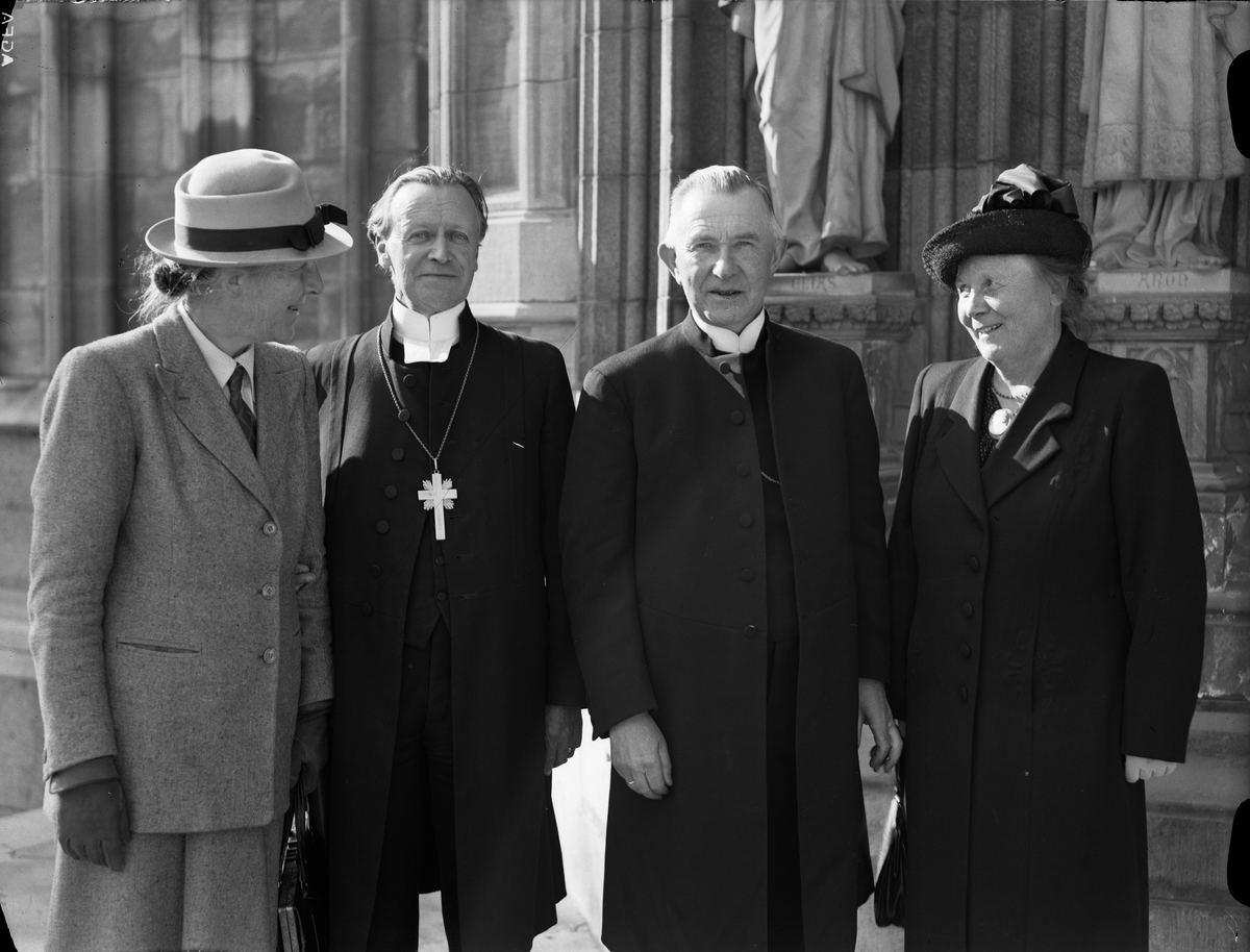 Grupporträtt med ärkebiskop Erling Eidem utanför Uppsala domkyrka 1945