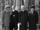 Grupporträtt med ärkebiskop Erling Eidem utanför Uppsala domkyrka 1945