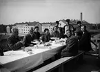 Taklagskaffe med byggmästaren Anders Diös, Botvidsgatan 4, Uppsala 1937