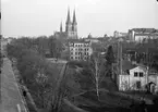 Vy från Börjegatan mot Uppsala domkyrka