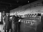 1:e stationsskrivare S Olson och stationsbiträde Oscar Steen vid det nyinvigda ställverket på Uppsala centralstation, Uppsala maj 1938