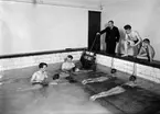 Simundervisning, sannolikt i Centralbadet, Uppsala 1939