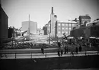 Uppsala stadsbibliotek och Centralbadets simhall under uppförande, Östra Ågatan, Uppsala mars 1940