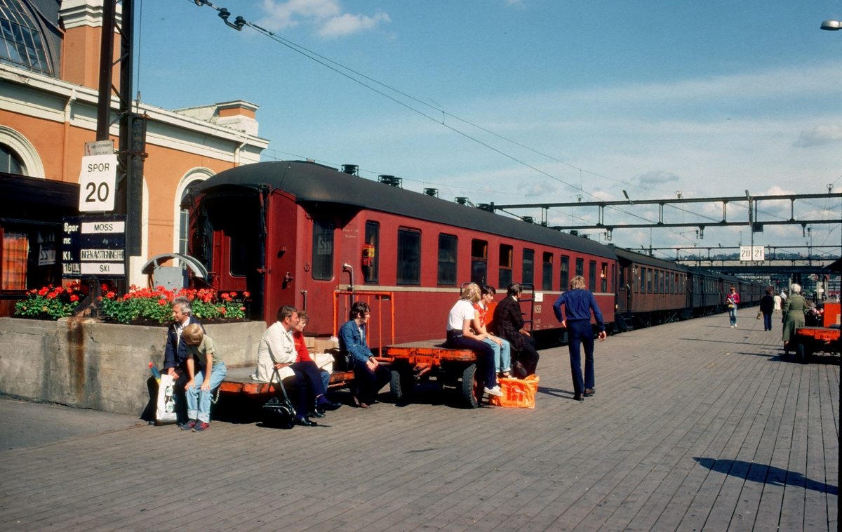 Tog til Moss, "Ormen lange", på Oslo Ø. Vogn type B10 nærmest.
