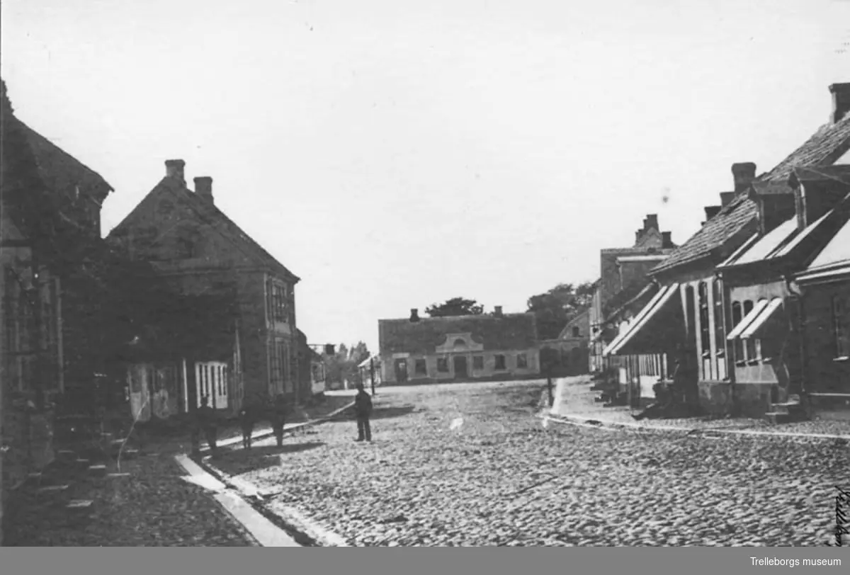 Algatan nära Gamla torg, före 1886 eftersom Siriushuset ej finns med på högra sidan. Vy mot väster. I fonden mitt i bilden ligger Hellmanska huset vid Gamla torg.