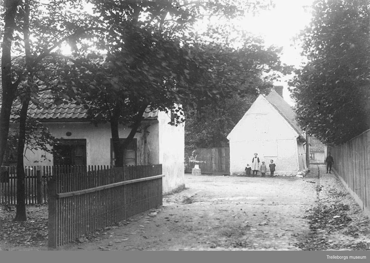 Peter Lunbergs gränd, omkring år 1915. Gränden mellan kyrkoplanteringen och algatan. Bakom planket till höger fanns kyrkoherdebostaden.