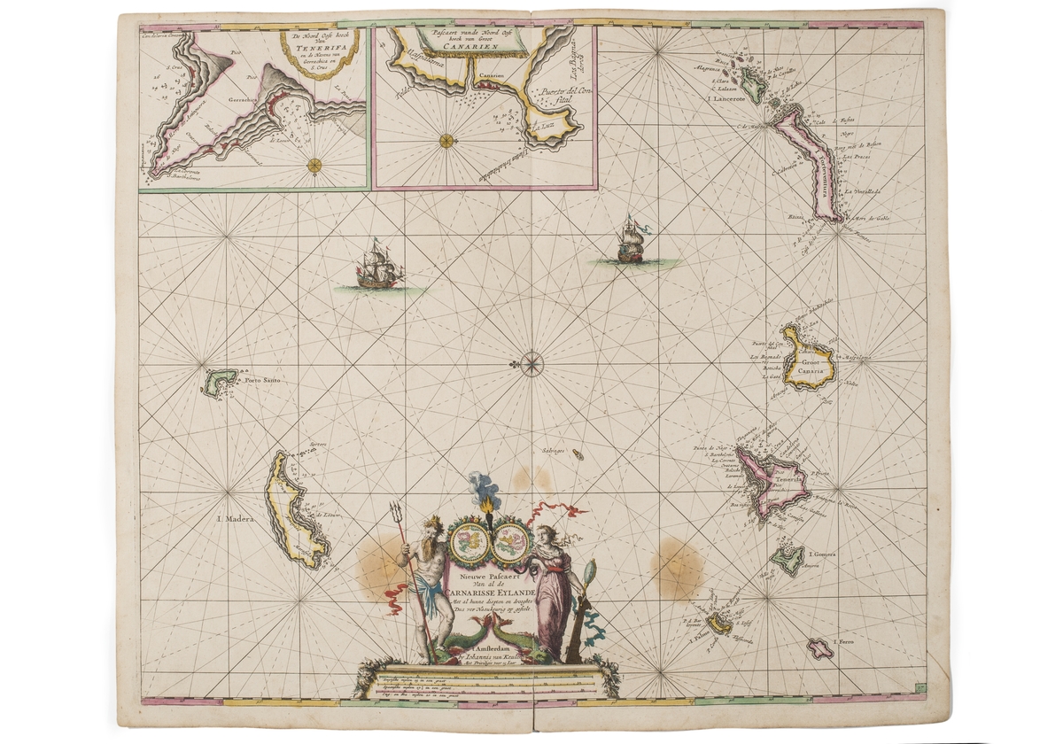 Sjökort över Kanarieöarna och Madeira. I övre vänstra hörnet syns detaljkartor över Teneriffas  och Gran Canarias nordöstra uddar. 

Runt kartusch i nedre kanten syns mytologisk gestalt med treudd (Poseidon) samt en kvinna med spegel. Mellan dem en världskarata och en brinnande fackla.