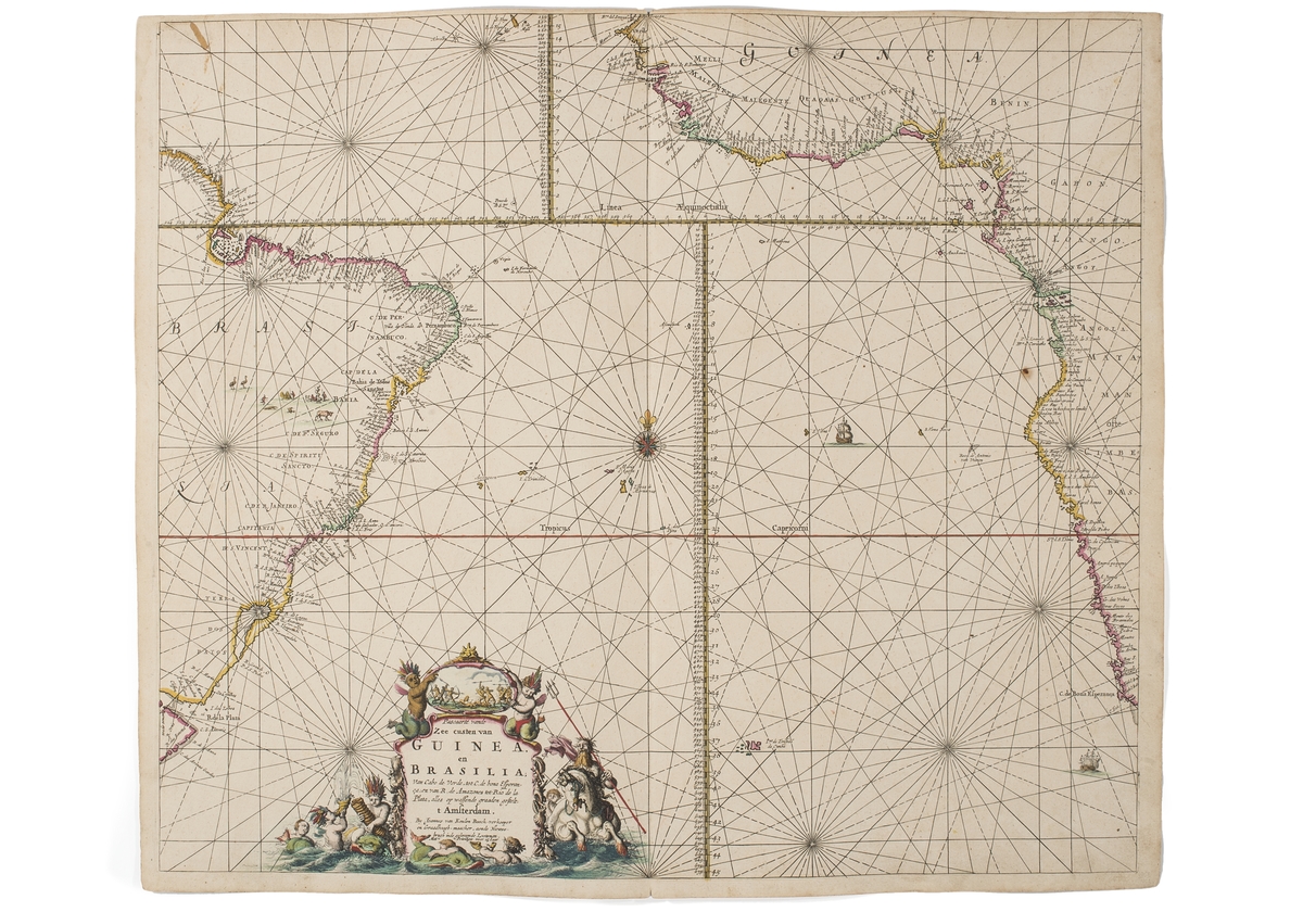 Sjökort över Atlanten mellan Brasilien och Afrikas västkust. 

Runt kartusch i nedre vänstra hörnet syns mytologiska figurer, barn med fjädrar i huvudbonad, havsgud med treudd ridande på en sjöhäst. Två figurer håler en mindre bild där en strid mellan två grupper pågår. Vapnen som används är pilbågar och spjut.