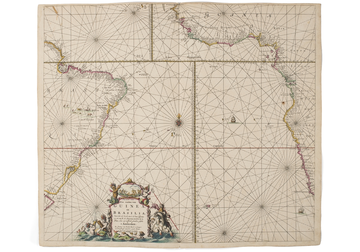 Sjökort över Atlanten mellan Brasilien och Afrikas västkust. 

Runt kartusch i nedre vänstra hörnet syns mytologiska figurer, barn med fjädrar i huvudbonad, havsgud med treudd ridande på en sjöhäst. Två figurer håler en mindre bild där en strid mellan två grupper pågår. Vapnen som används är pilbågar och spjut.