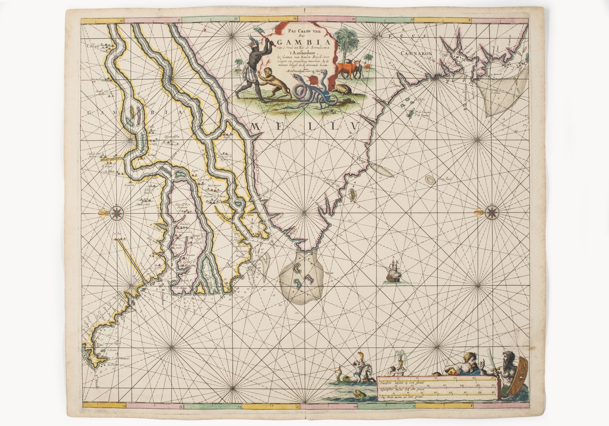 Sjökort över floden Gambias mynning. Sjökorten är orienterat med öster uppåt.

Runt kartusch i övre kanten avbildas en man med ländkläde och fjäderbonad som hugger med en yxa mot två ormar. En apa flyr från ormarna mot mannen. I bakgrunden syns även en sköldpadda och kor.
I nedre högra hörnet syns mytologiska havsfigurer.
