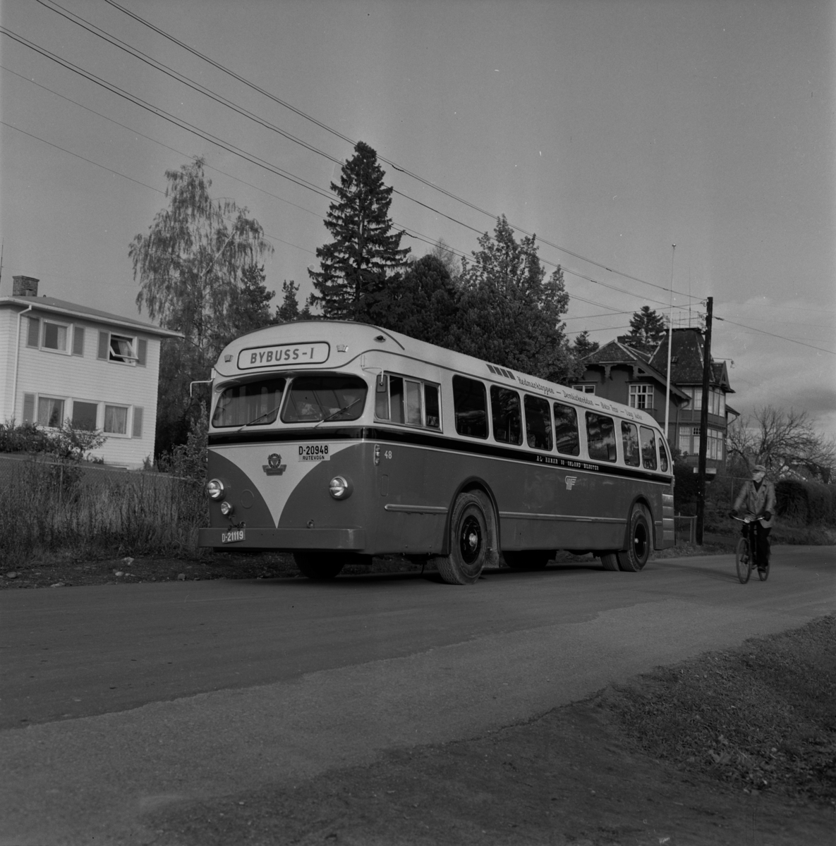 Foto av buss, bybuss 1, Storhamargata, Hamar.  Hamar og Omland Bilruter, Scania Vabis, registreringsnummer D-20948. Rutbileierenes Standariseringsverksted v/Sandbakken.