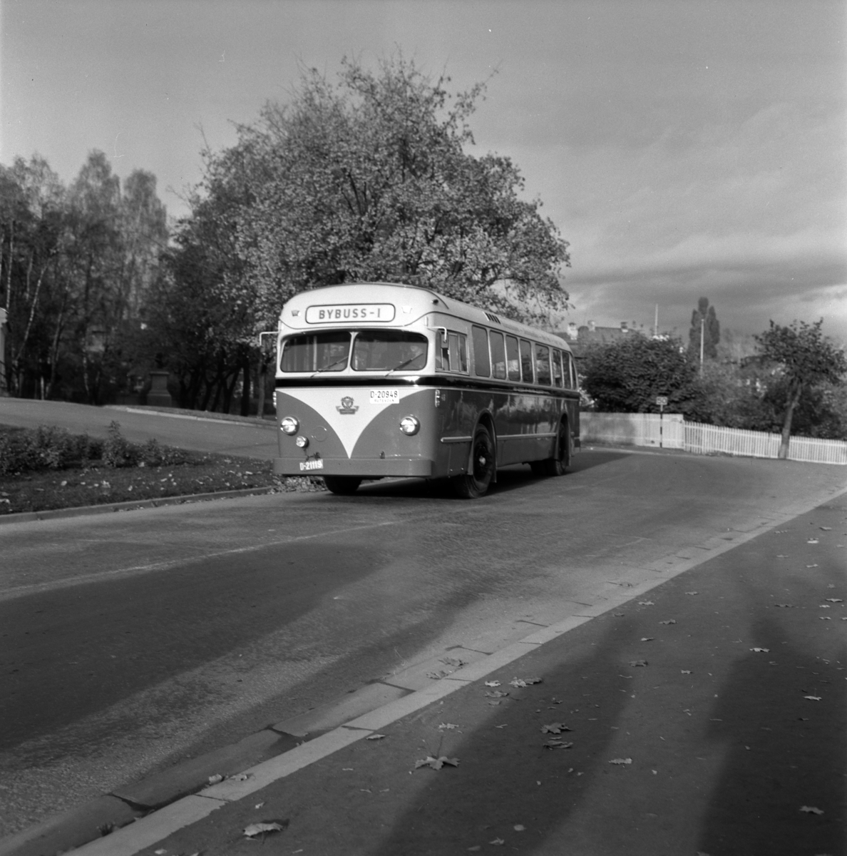 Foto av buss, bybuss 1, Furnesveien, Hamar.  Hamar og Omland Bilruter, Scania Vabis, registreringsnummer D-20948. Rutbileierenes Standariseringsverksted v/Sandbakken.