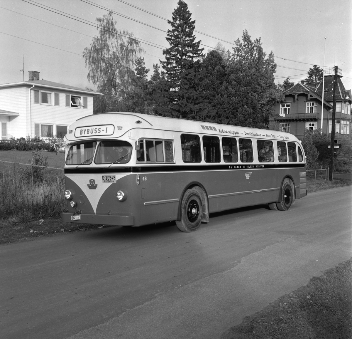 Foto av buss, bybuss 1, Storhamargata, Hamar.  Hamar og Omland Bilruter, Scania Vabis, registreringsnummer D-20948. Rutbileierenes Standariseringsverksted v/Sandbakken.