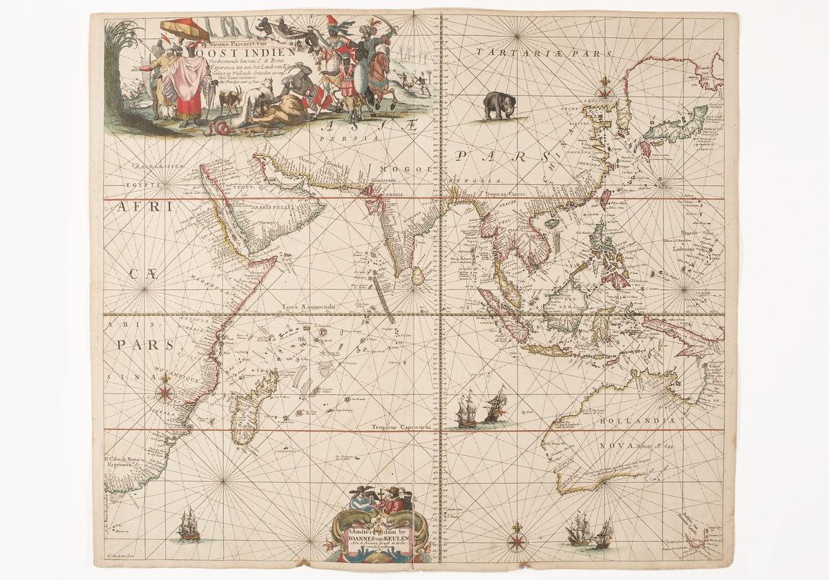 Sjökort över Indiska Oceanen. Afrikas östkust, Arabiska halvön, Indien, Sydostasien, samt delar av Australien avbildas.

Runt kartusch i övre högra hörnet visas flera olika scener. Längst till vänster tre män i orientaliska kläder som sträcker ut händerna. Kanske för att visa att de kommer med fredliga avsikter. Någon håller upp ett parasoll över dem. I bakgrunden siluetter av män med spjut. Sedan avbildas en mungo som slåss mot en orm och ytterligare några djur. En mörk man med turban och kroksabel har just huggit huvudet av en annan man. Bakom syns afrikaner som bär en man i bärstol. Två ryttare till häst med dragna sablar, iförda rustning och turbaner och en tjänare framför dem. Längst till höger två män som försöker fånga något som kan vara en struts.

På själva sjökortet avbildas flera segelfartyg.