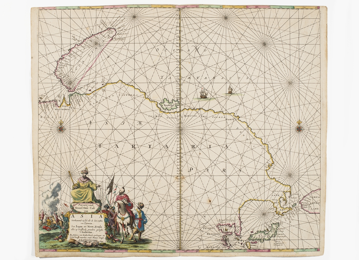 Sjökort över nordostasien. I nedre hörnet syns Japan, Korea och Berings sund. Kusten visas sedan bort till Nova Zembla (idag Novaya Zemlya).

I nedre vänstra hörnet avbildas ett slag med kavalleri och och fotsoldater. En man i turban, en halvmåne i kedja runt halsen och hållande i en spira sträcker ut sin hand om ryttare till höger om sig. I förgrunden ligger avhuggna huvuden.

Till havs avbildas segelfartyg.