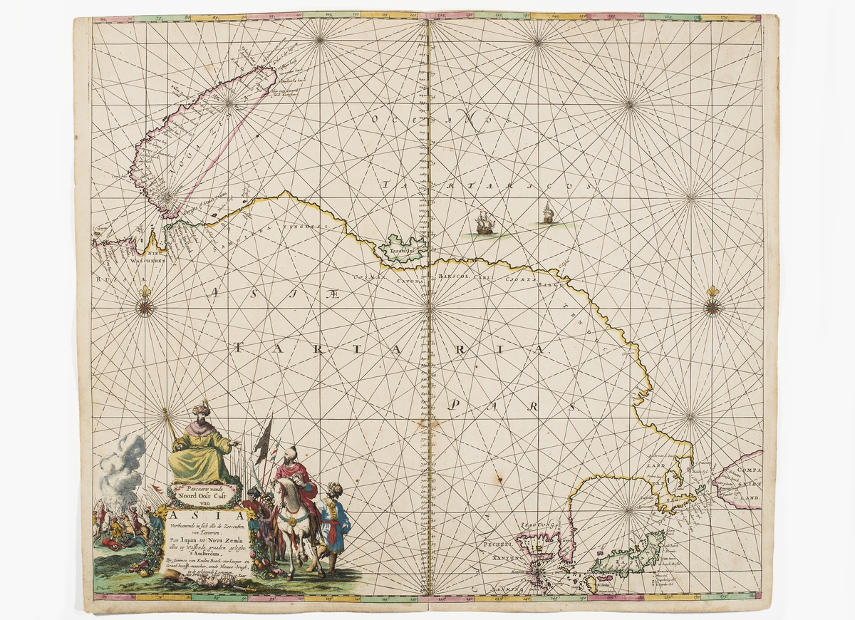 Sjökort över nordostasien. I nedre hörnet syns Japan, Korea och Berings sund. Kusten visas sedan bort till Nova Zembla (idag Novaya Zemlya).

I nedre vänstra hörnet avbildas ett slag med kavalleri och och fotsoldater. En man i turban, en halvmåne i kedja runt halsen och hållande i en spira sträcker ut sin hand om ryttare till höger om sig. I förgrunden ligger avhuggna huvuden.

Till havs avbildas segelfartyg.