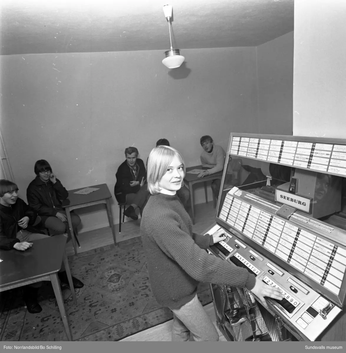 Bildserie från ett reportage i Expressen om ungdomar i Hassela. Ungdomsgård, fik, kiosk, jukebox.