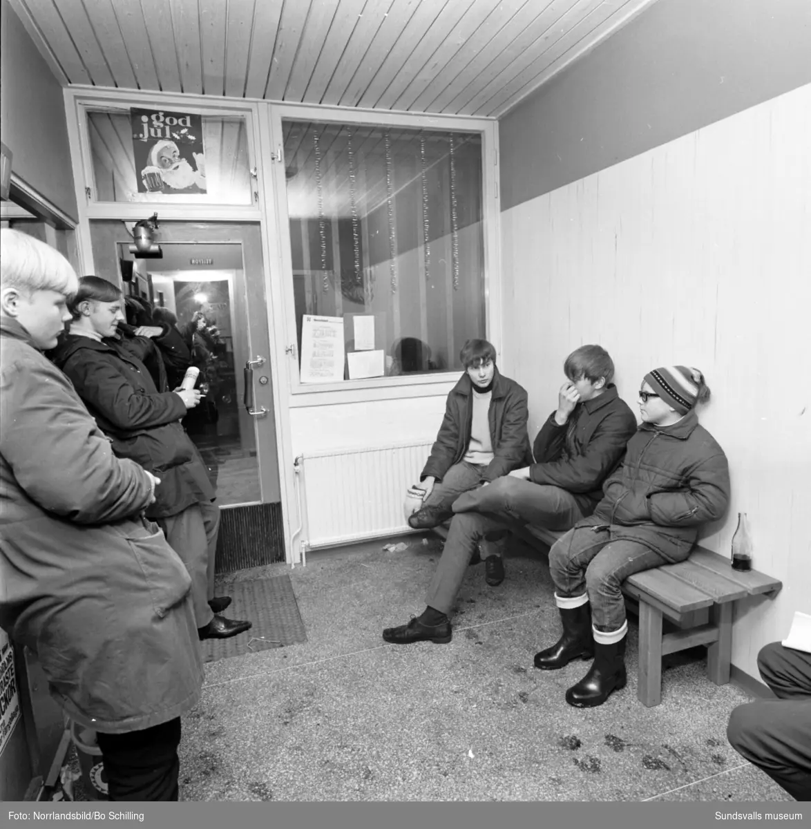 Bildserie från ett reportage i Expressen om ungdomar i Hassela. Ungdomsgård, fik, kiosk, jukebox.