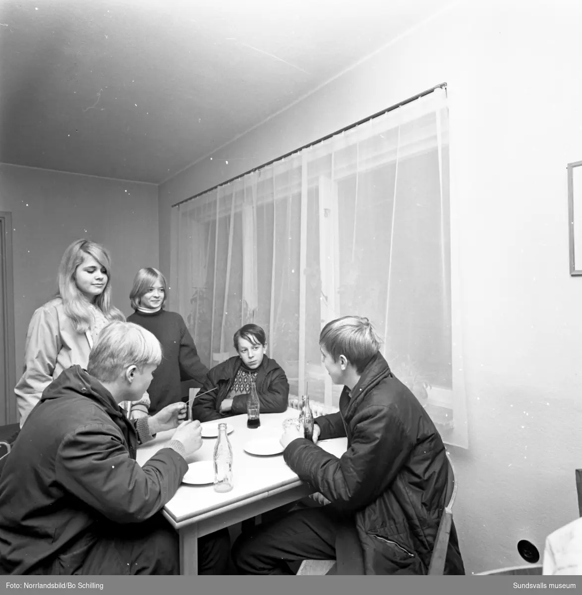 Bildserie från ett reportage i Expressen om ungdomar i Hassela. Ungdomsgård, fik, kiosk, jukebox.