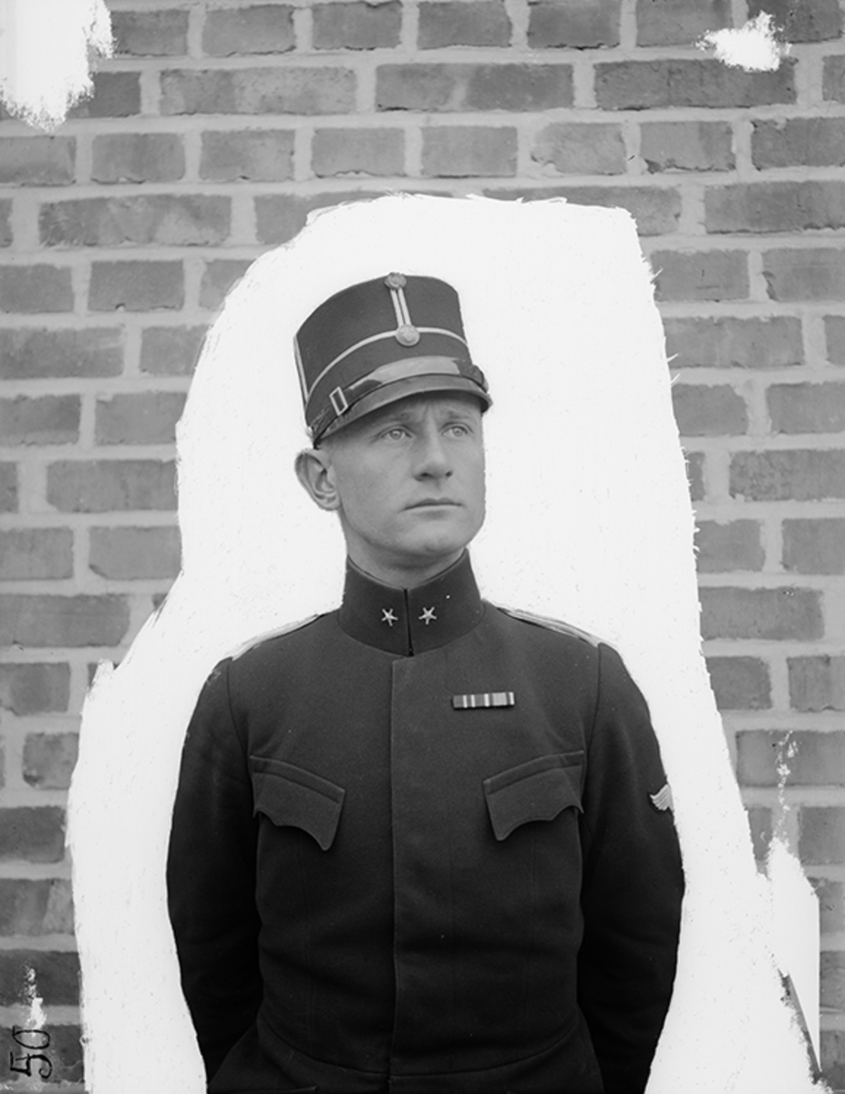 Porträtt av löjtnant Einar Lundborg, militäre flygförare. Maskerat foto.