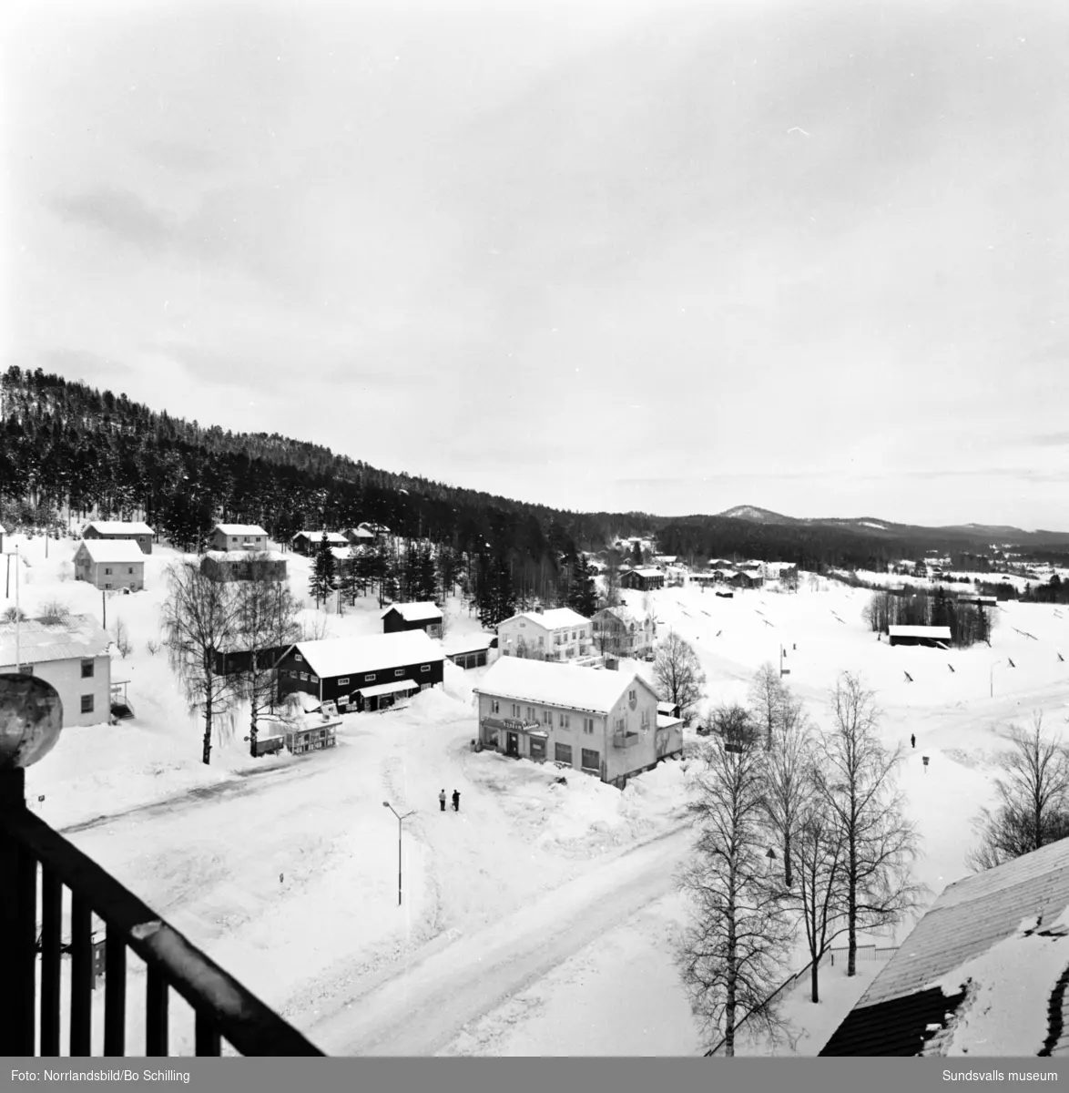 Bildserie från ett reportage i Expressen om ungdomar i Hassela. Ungdomsgård, fik, kiosk, jukebox.