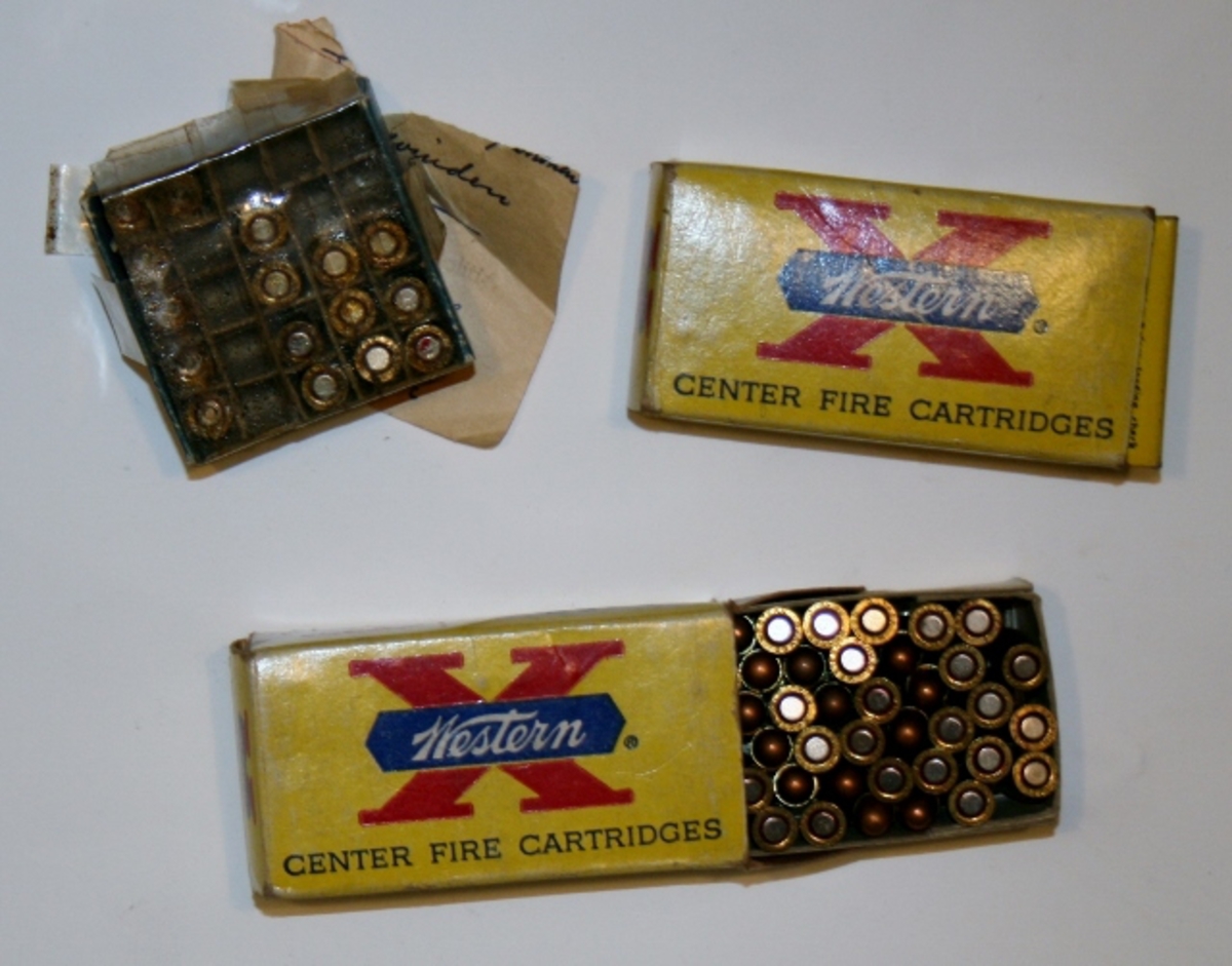 Tre pakker Western X Center Fire Cartridges. 25 automatic 6.35mm 50gr full metal case. Oil proof 50 cartridges. Muzzle velocity 810 ft/sec. Muzzle Energy 73 ft.lbs. 

Én pakke ukjent ammunisjon. Boks med 10 igjen, og 6 tomme patroner.