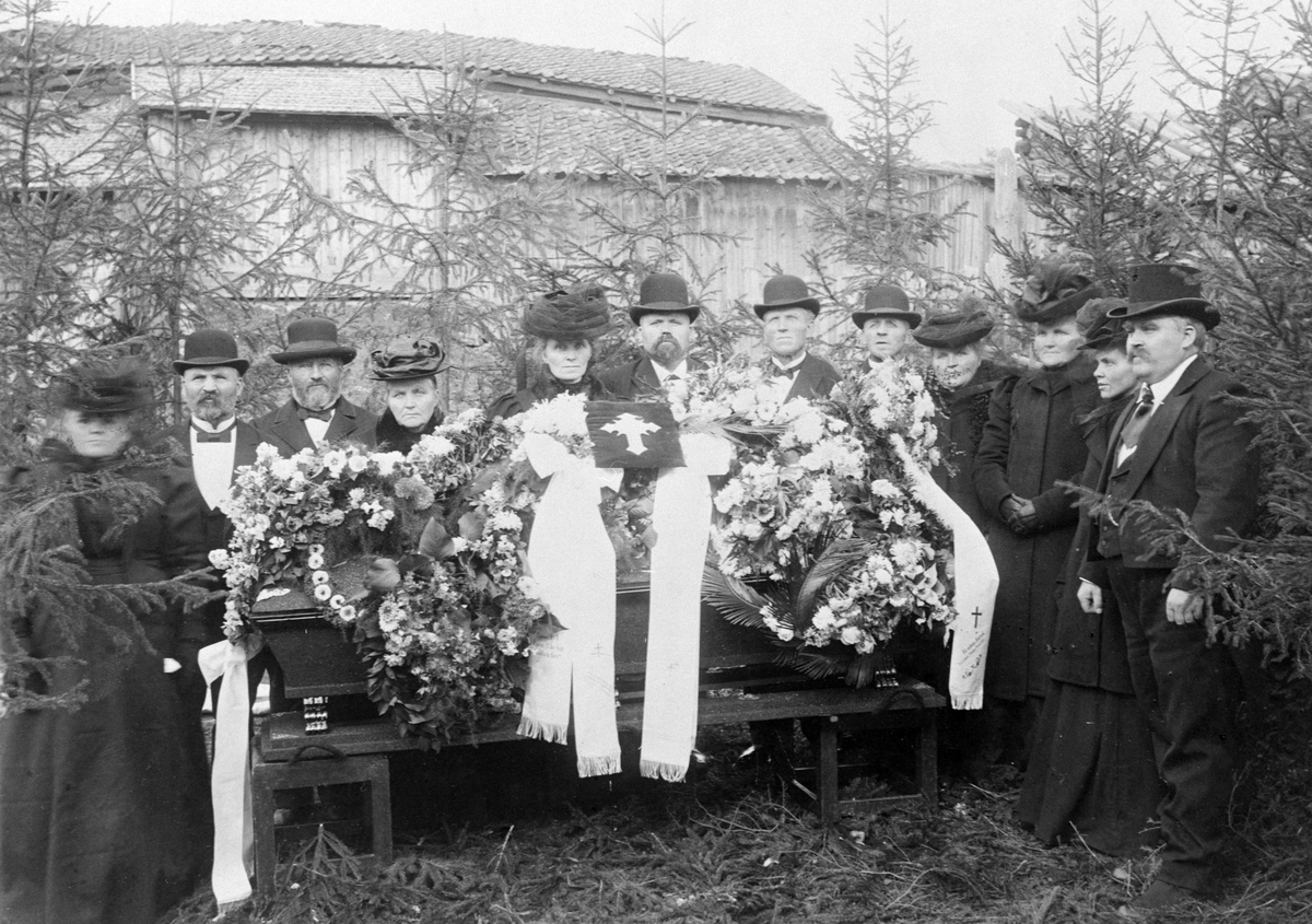 Begravelse, kiste, pyntet, blomster, kranser. Familien Finborud Nes H.
Gruppe 12, ukjente.
