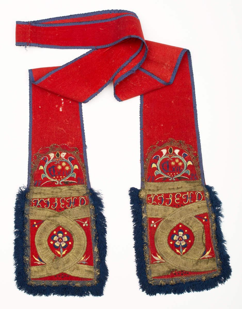 Gammal brudlist (också kallad fältlist med monogram på den samtida regenten) med röd vadmalsbotten, mörkblått sidenband i kanten, mörkblå kavelfrans i silkegarn 200 mm upp längs sidorna, hopsydd på mitten. Bredd smalaste partiet: 55 mm, kortänden: 205 mm inklusive silkefrans. Kavelfransen sticker fram ca 20 mm. Listen prydd med guldband (guldgaloner) 28 mm brett, knypplad guldspets, broderi i plattsöm, stjälksöm i silkegarn i gult, grönt, mörkblått, rosa, vitt. Monogram upptill CJ XIV (Carl XIV Johan) 1826. Under brudparets monogram KJSEHD. Fodrad med röd rask  som når 280 mm upp på baksidan. Två hopsydda veck i listens längdriktning, strax vänster om mittsömmen. Identiskt lika prydda liständar. 
Gammal märkning KK 5.