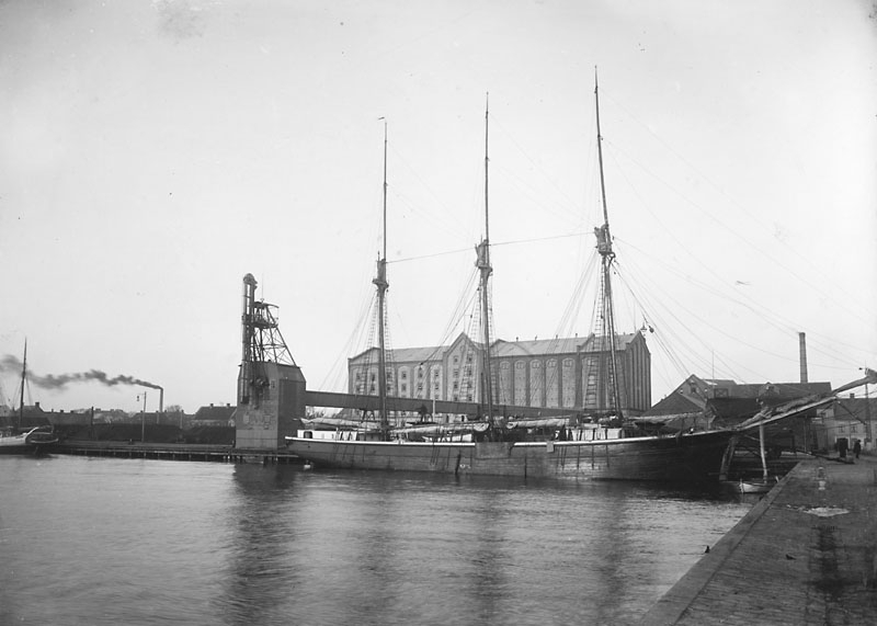 Stort segelfartyg i hamnen