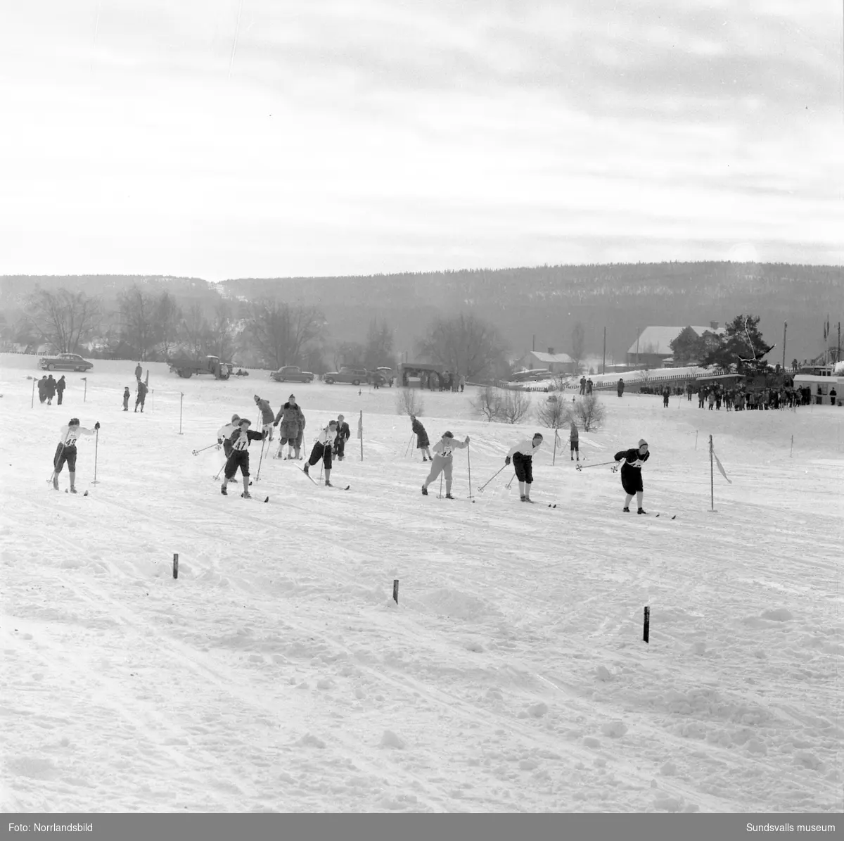 Skid-SM i Bergsåker, Sundsvall, 1955. Damstafett 3x7 km, vinnare Selångers SK (Margit Åsberg-Albrechtsson, Karin Engberg, Anna-Lisa Eriksson).