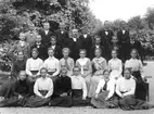 Kyrkoherde Sjöstedts konfirmander sommaren 1901. Från vänster: 1-sta raden sittande: 5) Therese Holmgren. 2-dra raden sittande: 1) Frida Kjell, 2) Agnes Andersson, 3) ? Andersson. 3-dje raden stående: 1) Bernhard Persson, 2) Harald Sjövall, 3) Albert Tankred, 4) Kyrkoherde Sjöstedt, 5) Knut Sjöblom, 6) Alfred Andersson. 4-de raden stående:  1) Svante Thunér, Skurup, 2) Hjalmar Billing, 3) Daniel Hilding, Konfirmationen skedde den 17 augusti 1901 och första nattvardsgången skedde den 19 aug 1901. Intressant med Daniel var att han föddes 1887 som oäkta son till en piga på Åhus, Dalköpinge församling och avled som godsägare i Västergötland 28 år senare., 4) Hjalmar Vingren, Gislöv, 5) Olof Rasmusson, V. Torp