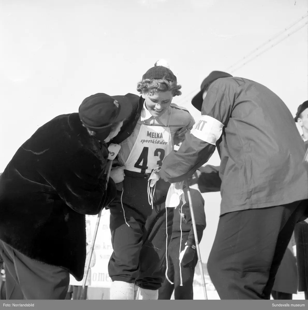 Skid-SM i Bergsåker, Sundsvall, 1955. Damstafett 3x7 km, vinnare Selångers SK (Margit Åsberg-Albrechtsson, Karin Engberg, Anna-Lisa Eriksson).