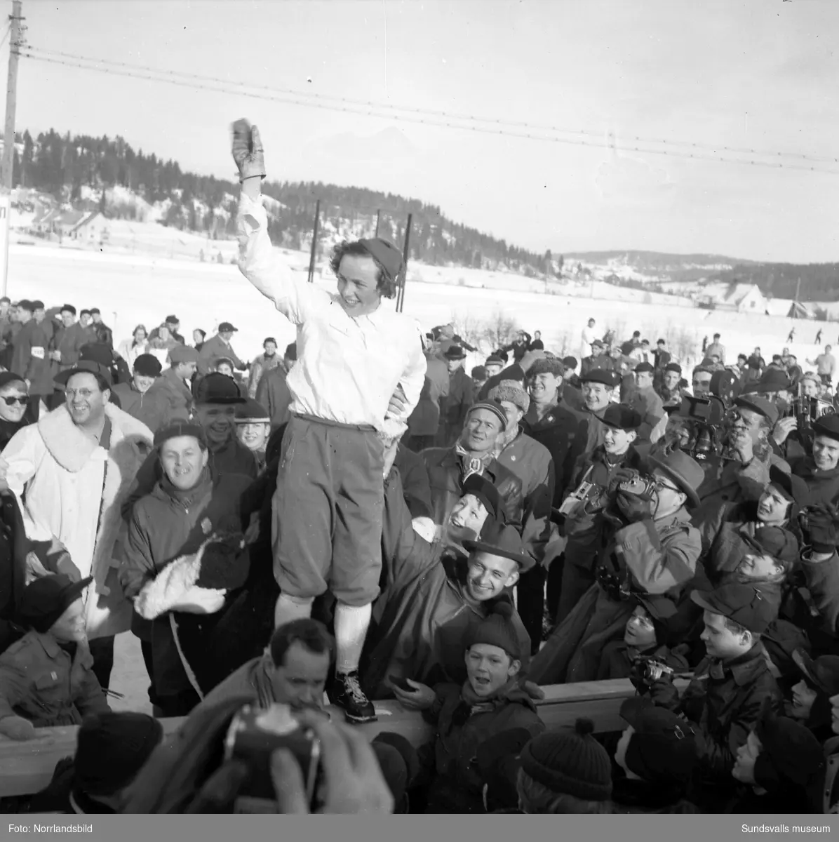 Skid-SM i Bergsåker, Sundsvall, 1955. Damstafett 3x7 km, vinnare Selångers SK (Margit Åsberg-Albrechtsson, Karin Engberg, Anna-Lisa Eriksson).