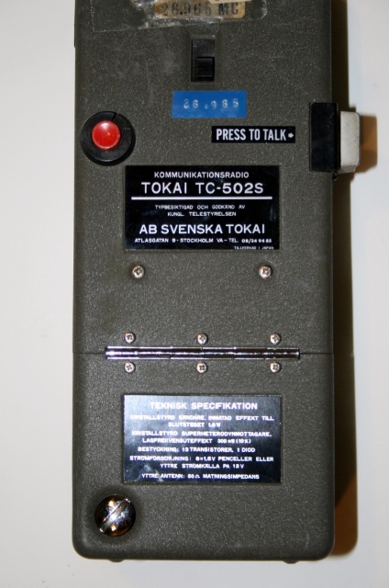 To sorte håndholdte trådløse radioer med uttrekkbar antenne. Den ene har bæreveske med stropp.