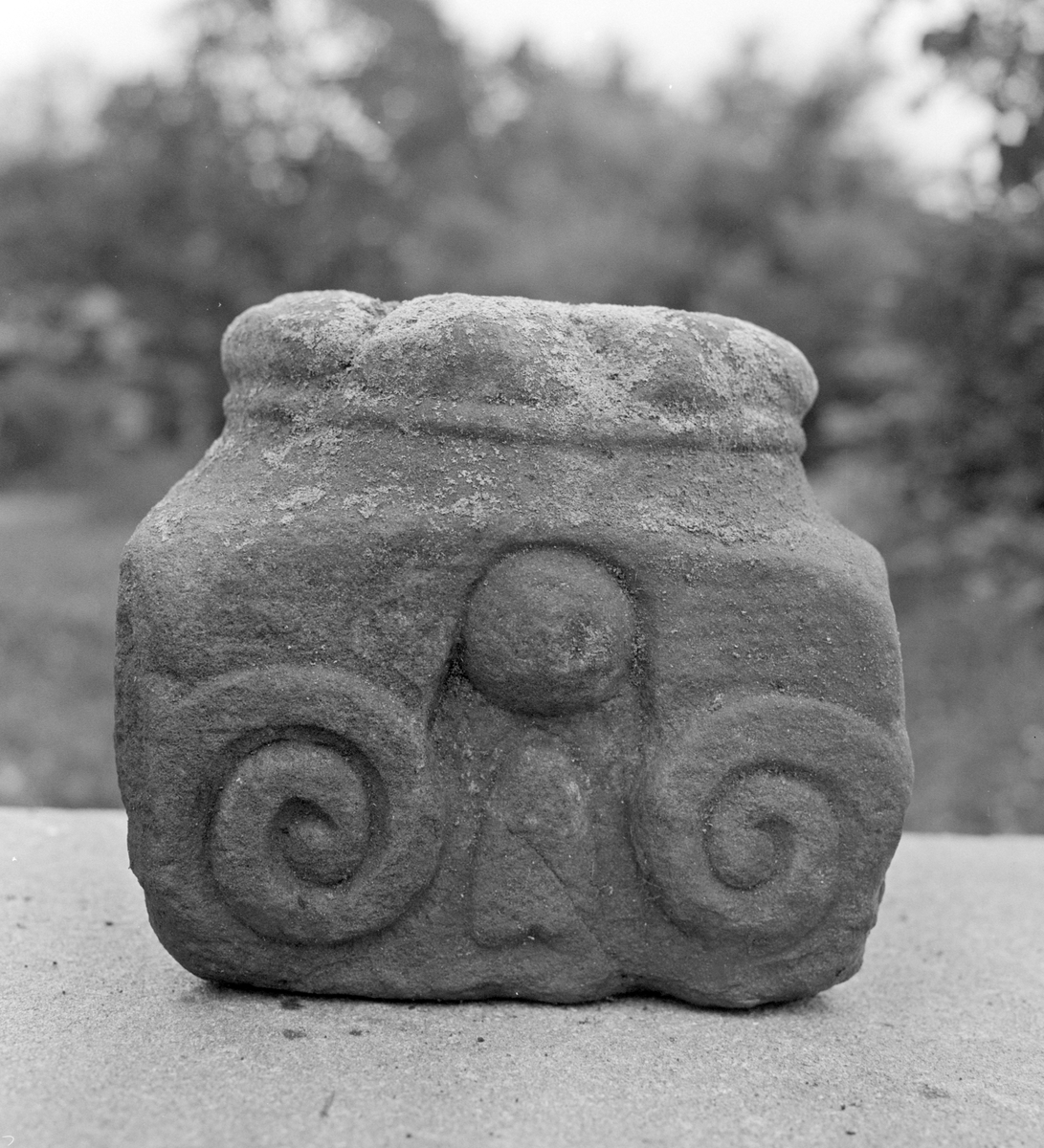 Ringsaker, Nes, Helgøya, Eskerudodden, profilstein fra Domkirken på Hamar funnet i hagen, 