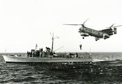 Minfartyg M15 och marinens helikopter