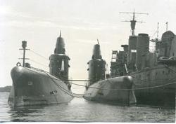 Ubåtar förtöjda på utsidan av jagaren Klas Horn 1962, Berga 